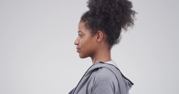 Üzgün Ağlayan Stüdyoda Depresyon Geçiren Siyah Bir Kadın Beyaz Arka — Stok video