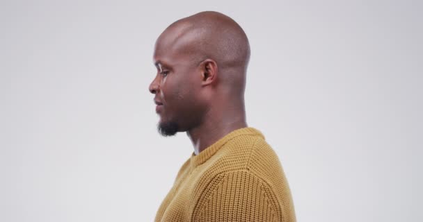 Stüdyoda Depresyondaki Siyah Bir Adamın Üzgün Ağlayan Yüzü Beyaz Arka — Stok video