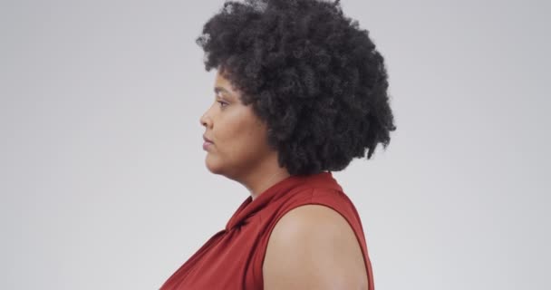 悲しい そしてスタジオでうつ病を患う黒人女性は 白い背景で孤立した ストレス 壊れた心 トラウマ 悲しみ 精神的健康を抱える涙 — ストック動画