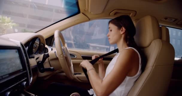 Деловая Женщина Автомобильный Ремень Безопасности Безопасное Вождение Дороге Транспорте Дорогах — стоковое видео