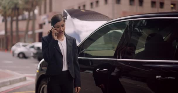 Bizneswoman Ubezpieczenie Samochodu Telefon Ulicy Stres Miasto Pomoc Ruchu Przedsiębiorca — Wideo stockowe
