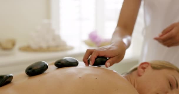 Massagista Massagem Pedra Quente Spa Com Rosto Mulher Sorriso Com — Vídeo de Stock
