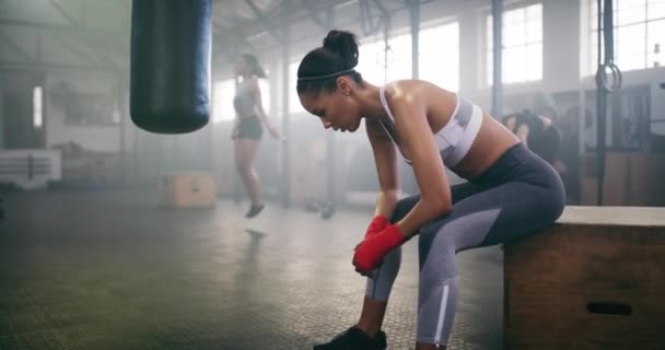 Kvinna Andas Och Trött Efter Boxning Gym För Fitness Wellness — Stockvideo