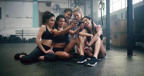 Selfie Mulheres Smartphones Com Equipe Amigos Ginásio Treino Atualização Mídia — Vídeo de Stock