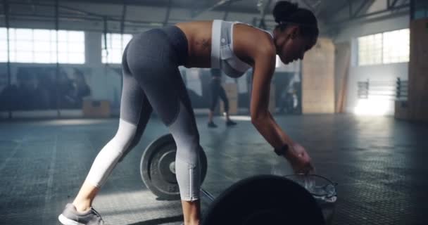 Donna Polvere Sollevamento Pesi Bilanciere Fitness Palestra Con Bodybuilder Forte — Video Stock