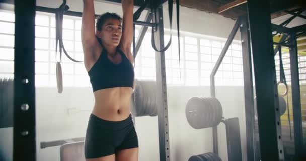 Kvinna Fitness Och Kropp Stark Med Pull Och Motion Gymmet — Stockvideo
