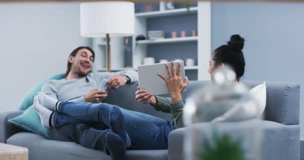 Glückliches Paar Tablet Und Handy Lachen Auf Dem Sofa Für — Stockvideo