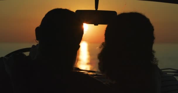 Ζευγάρι Ηλιοβασίλεμα Και Αυτοκίνητο Σιλουέτα Παραλία Χαλαρώσετε Την Πλάτη Την — Αρχείο Βίντεο