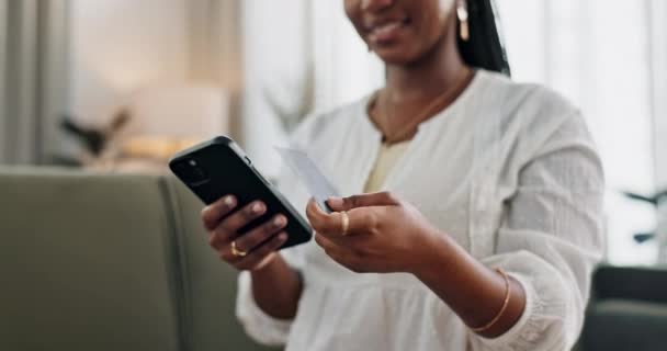Manos Mujer Tarjeta Crédito Con Smartphone Sofá Para Compras Online — Vídeos de Stock