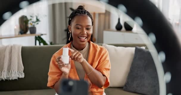 ソーシャルメディアやインターネット上のチュートリアルのためのスキンケアを行うビデオ コンテンツ作成者と黒人女性 皮膚科 幸せでアフリカの女性インフルエンサー または自宅でライブストリーミングフェイスルーチン — ストック動画