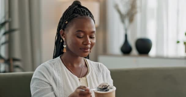 Mujer Negra Sofá Comiendo Helado Relajarse Sala Estar Con Sonrisa — Vídeos de Stock