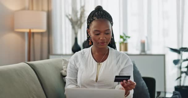 ブラック女性 オンラインショッピングのためのソファのクレジットカードとラップトップ 支払いと家庭でのフィンテックの節約 金融アプリ Eコマース 予算のための販売 パスワード コードのためのコンピュータ — ストック動画