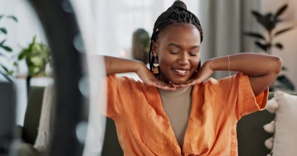 Bien Signo Transmisión Vivo Mujer Negra Con Producto Para Belleza — Vídeos de Stock