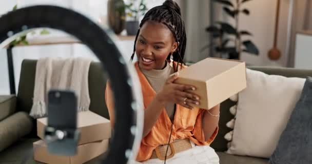 活的流淌 黑人女人打开盒子 用化妆品化妆 有影响力的人 还有那些在家里沙发上的社交媒体博客上用化妆品 航运和送货的人 — 图库视频影像