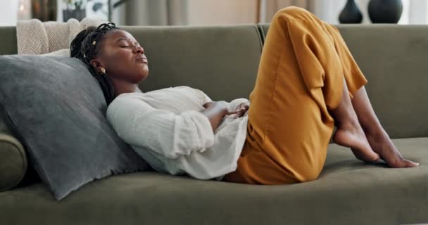 胃和病患者在沙发上的疼痛为肠道健康 消化不良和胃毒在休息室 患有Ibs 腹部便秘 子宫内膜异位症或家中肿胀症的非洲女孩 — 图库视频影像