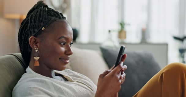 Σπίτι Αστεία Και Μαύρη Γυναίκα Καναπέ Smartphone Και Σύνδεση Μέσα — Αρχείο Βίντεο