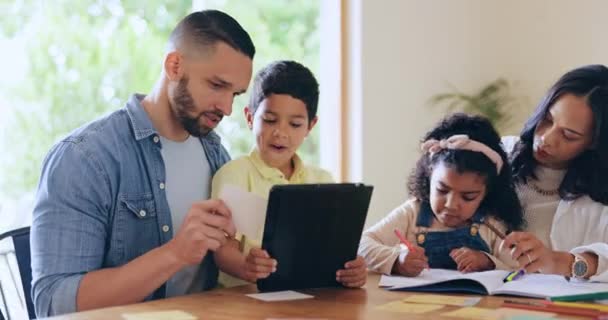 Parents Enfants Sur Tablette Pour Apprentissage Domicile Soutien Enseignement Éducation — Video