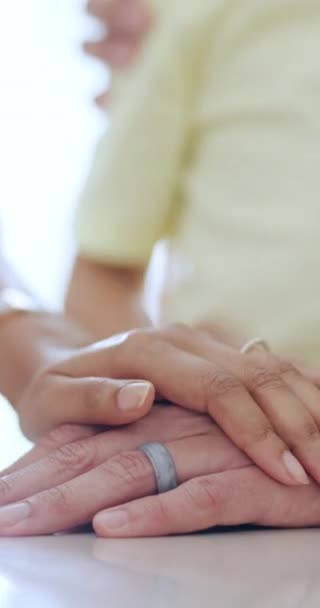 Família Mãos Juntas Apoio Amor Confiança Cuidado Gerações Jovens Mesa — Vídeo de Stock