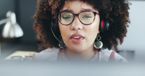 Τηλεφωνικό Κέντρο Ομιλία Και Μια Γυναίκα Ακουστικά Για Εξυπηρέτηση Πελατών — Αρχείο Βίντεο