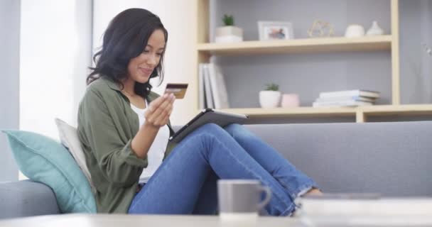 电子商务的女性 平板电脑和信用卡 带着Fintech和支付在商店网站上销售时的微笑 网上购物 赊销和对国内金融客户体验的满意 — 图库视频影像