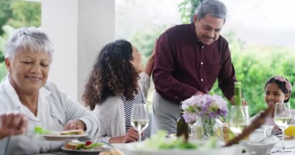 Conversación Almuerzo Familia Con Felicidad Fiesta Verano Con Una Sonrisa — Vídeos de Stock