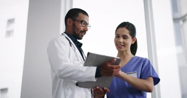 Orvos Nővér Tabletta Egészségügyi Csapatmunkához Klinikai Kutatásokhoz Eredményekről Való Beszélgetésekhez — Stock videók