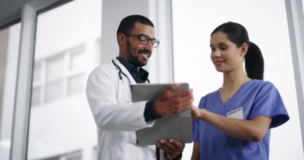 Ärzte Menschen Und Tablets Für Krankenhausplanung Klinische Forschung Und Ergebnisse — Stockvideo