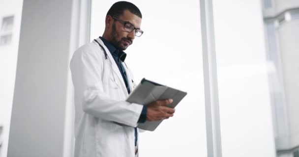 Νοσοκομείο Συμβουλευτική Και Γιατρός Και Νοσηλευτής Tablet Για Ιατρική Υπηρεσία — Αρχείο Βίντεο