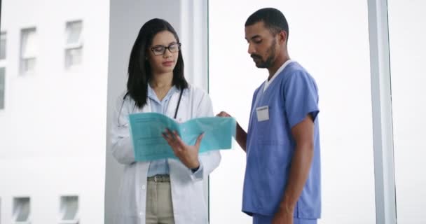 Lekarze Pielęgniarki Foldery Pracy Zespołowej Szpitalu Dokumenty Kliniczne Karty Pacjentów — Wideo stockowe