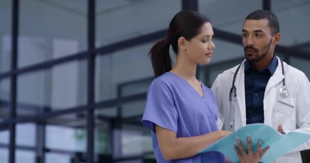 Läkare Sjuksköterskor Och Teamwork För Dokument Sjukhusmapp Och Patientjournaler Vårdplanering — Stockvideo