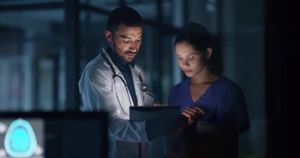 Médicos Enfermeras Equipo Trabajo Con Rayos Tabletas Resultados Resonancia Magnética — Vídeos de Stock