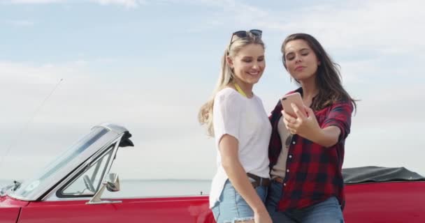 自私自利和同性恋夫妇在公路旅行与汽车浪漫的周末 假日或假期 爱和Lgbtq的年轻女性一起在澳大利亚海滩或海边拍照 — 图库视频影像