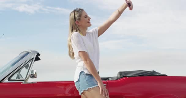 Przygoda Selfie Kobieta Przy Samochodzie Wycieczkę Wakacje Lub Weekendowe Wakacje — Wideo stockowe