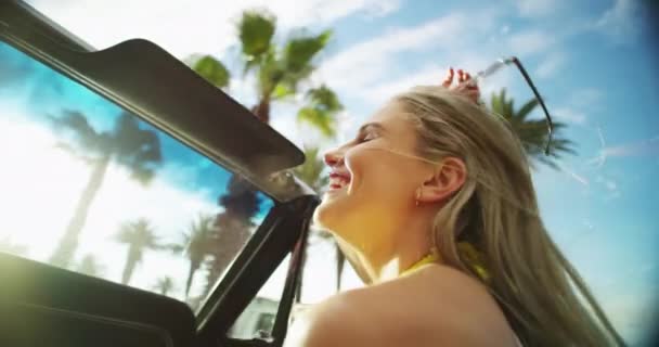 Ευτυχισμένη Γυναίκα Γελάει Και Οδηγεί Ελευθερία Και Ταξιδεύει Οδικό Ταξίδι — Αρχείο Βίντεο