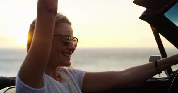 Mulher Viagem Carro Pôr Sol Praia Mar Carro Com Unidade — Vídeo de Stock