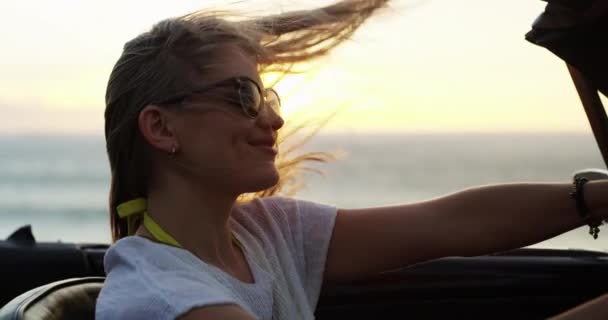 与汽车 自然的自由 日落和假日的交通工具一起上路的快乐女人 在海滩度假 开车和夏天玩乐的旅行 旅行和微笑中的女孩 — 图库视频影像