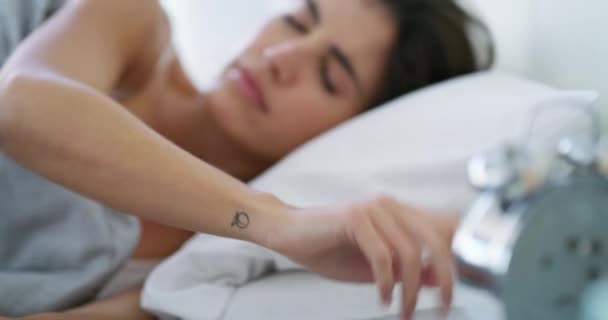 Saat Uyanmak Bir Yatakta Alarm Ile Uyuyan Kadın Sabah Uyanık — Stok video