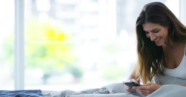Mulher Telefone Sorriso Quarto Para Conversar Ler Notificação Mídia Social — Vídeo de Stock