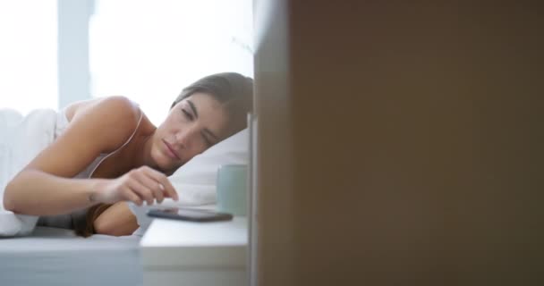 Mujer Dormir Despertar Móvil Dormitorio Conexión Línea Redes Sociales Llamada — Vídeos de Stock