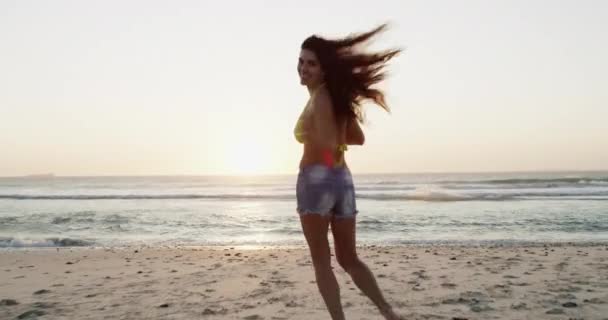 夏のレンズフレアでビーチで走っている自由 リラックス コスタリカの髪の風のためのビキニのアウトドアで幸せな人の肖像 — ストック動画