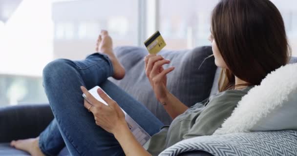 Happy Frau Und Kreditkarte Mit Tablet Zum Online Shopping Bezahlen — Stockvideo
