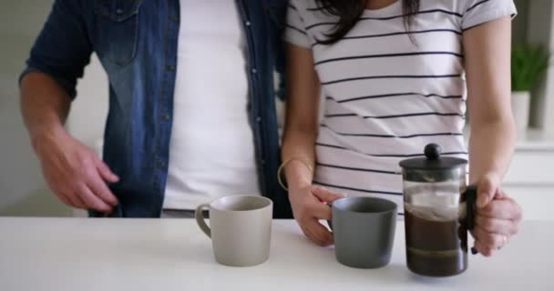 Paar Trinken Und Kaffee Mit Lächeln Der Küche Für Entspannung — Stockvideo