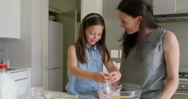 Μητέρα Κόρη Και Αυγά Επικοινωνία Για Ψήσιμο Εκμάθηση Μαγείρεμα Στην — Αρχείο Βίντεο