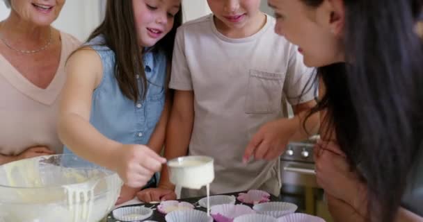 ハッピーファミリー 学習と自宅での子供の発達方法と指示でキッチンでベイキング または食べ物教育の幸せ サポート 笑顔でデザートやケーキを調理する — ストック動画