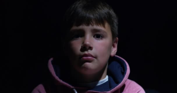 Насилие Над Детьми Руки Мальчик Молчанием Домашнее Насилие Темной Комнате — стоковое видео
