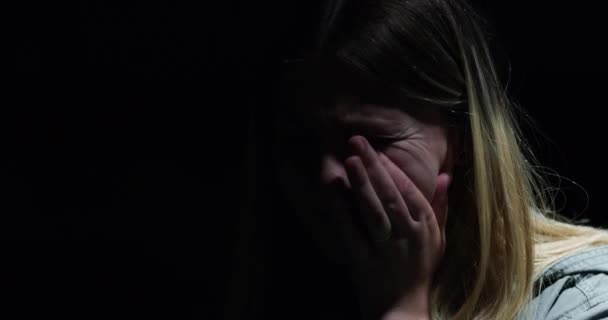 Žena Trauma Oběť Únosu Pláče Stresem Strachem Nebezpečím Pro Terorismus — Stock video