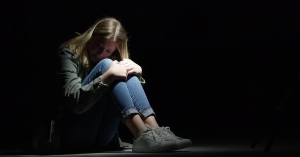 在黑暗中与作为人口贩运罪行的绑架受害者的女孩在一起的恐惧 压力或焦虑 害怕或哭泣 以及在漆黑的背景下被虐待的年轻人 夜晚都有模仿的空间 — 图库视频影像