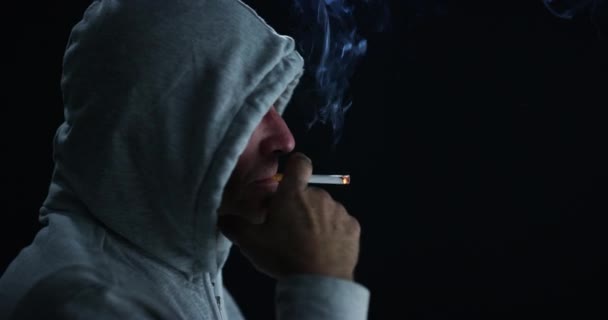 Mann Rauch Und Zigarette Mit Kapuze Dunkelheit Gefahr Und Risiken — Stockvideo