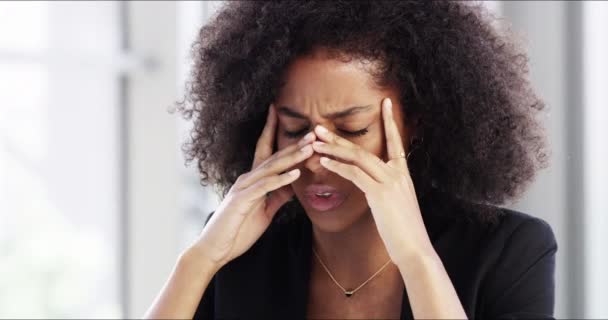 Depressive Burnout Oder Traurige Geschäftsfrau Mit Kopfschmerzen Büro Mit Müdigkeit — Stockvideo