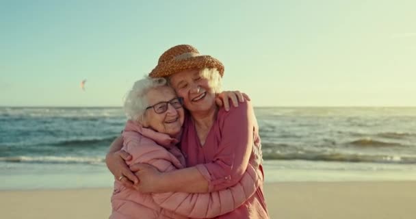 Starsze Kobiety Przyjaciele Plaża Uścisk Twarz Lub Wakacje Lecie Słońce — Wideo stockowe